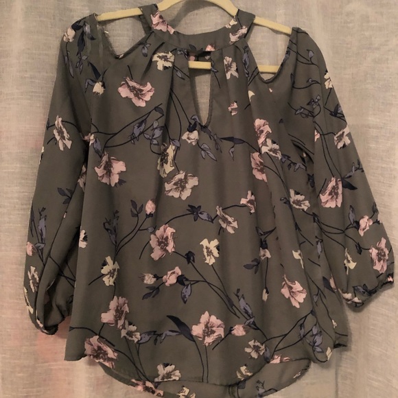 Charlotte Russe Tops - ❤️❤️ 4/$15 Cold shoulder blouse